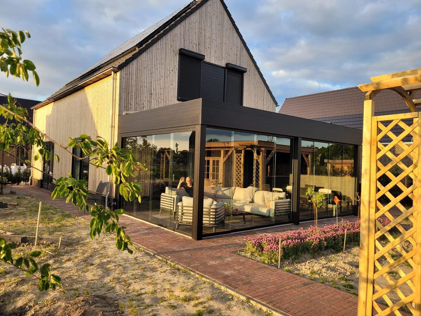 Glazen Schuifwand op maat voor overkapping aan huis in St. Willebrord