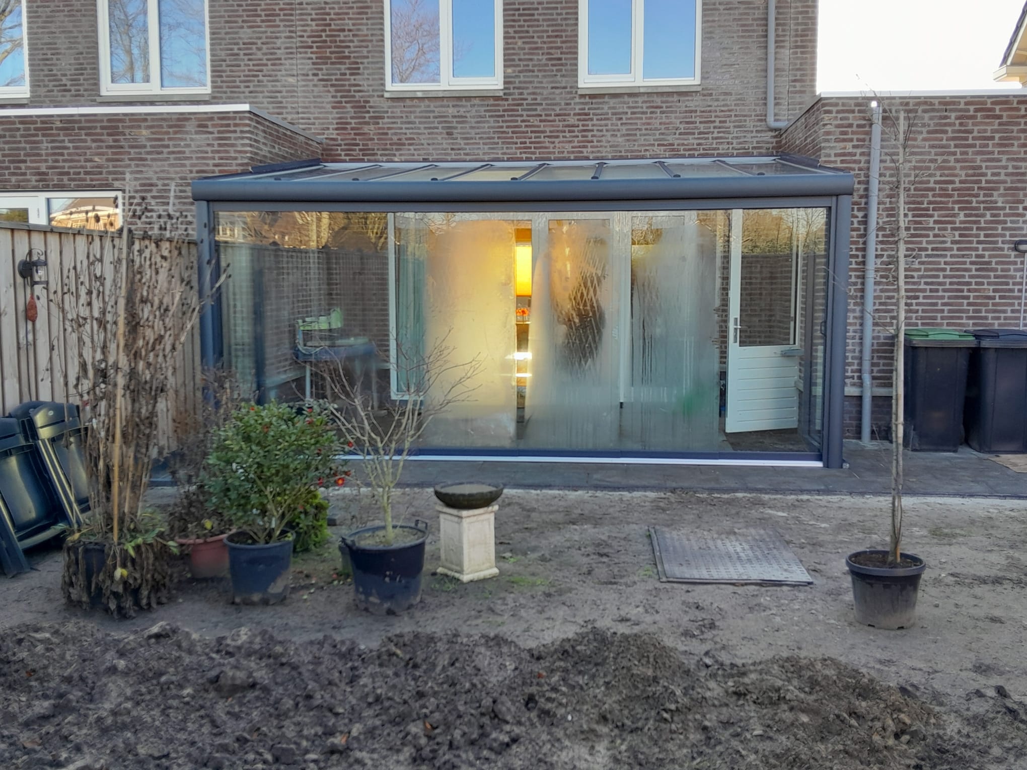 Glazen schuifwand voor veranda in de lente