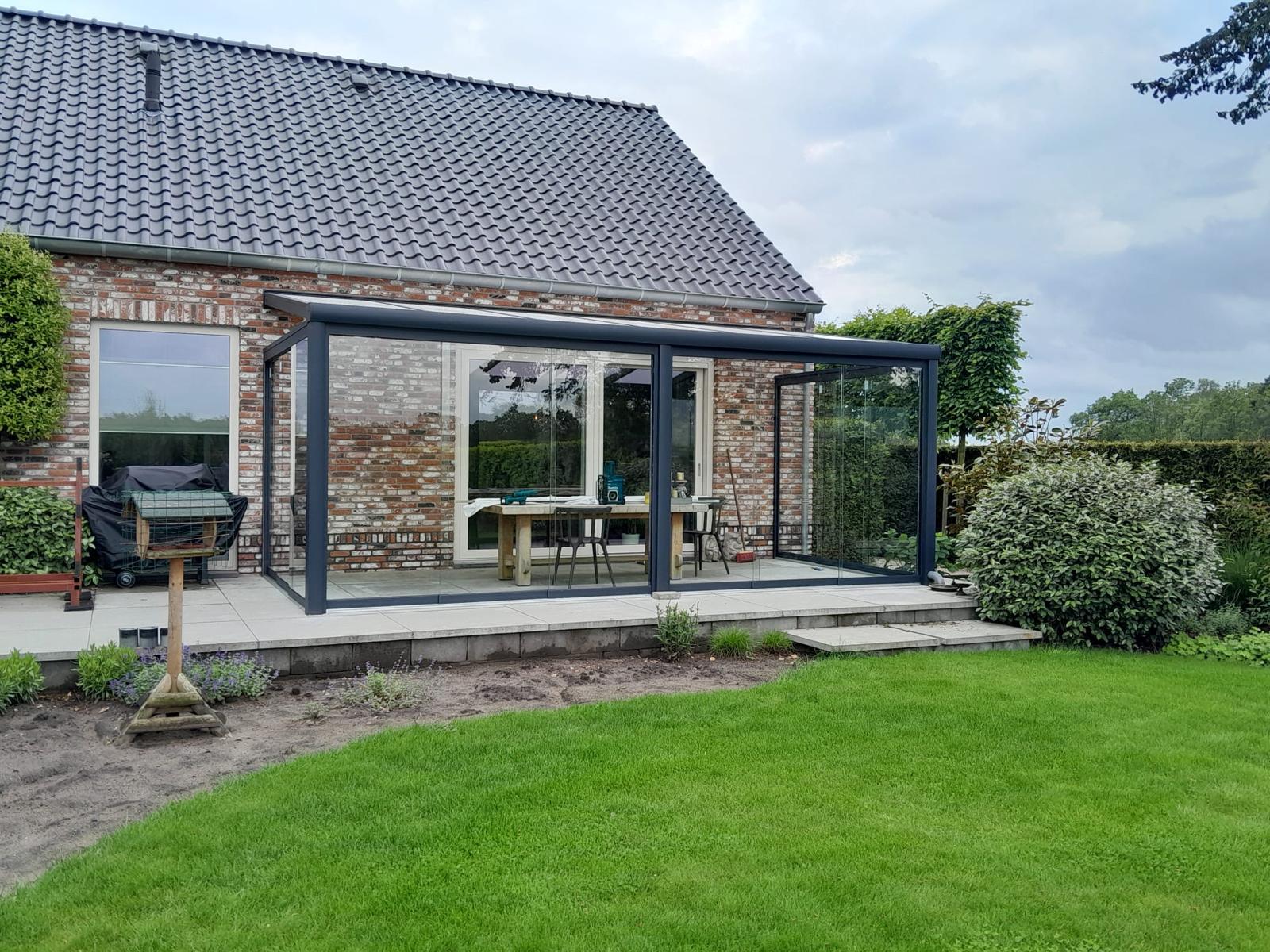 Glazen schuifwanden bij moderne veranda