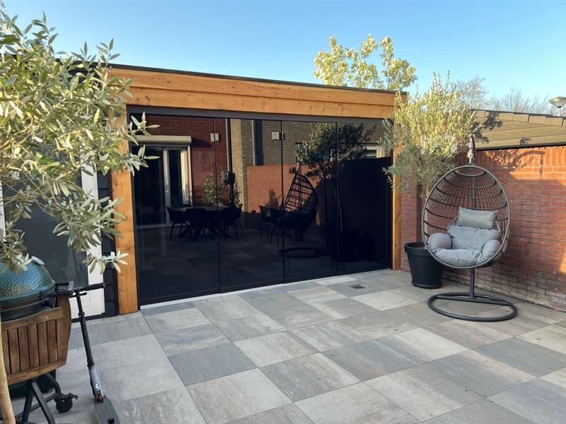 Luxe overkapping met glazen schuifwanden in Hoeven