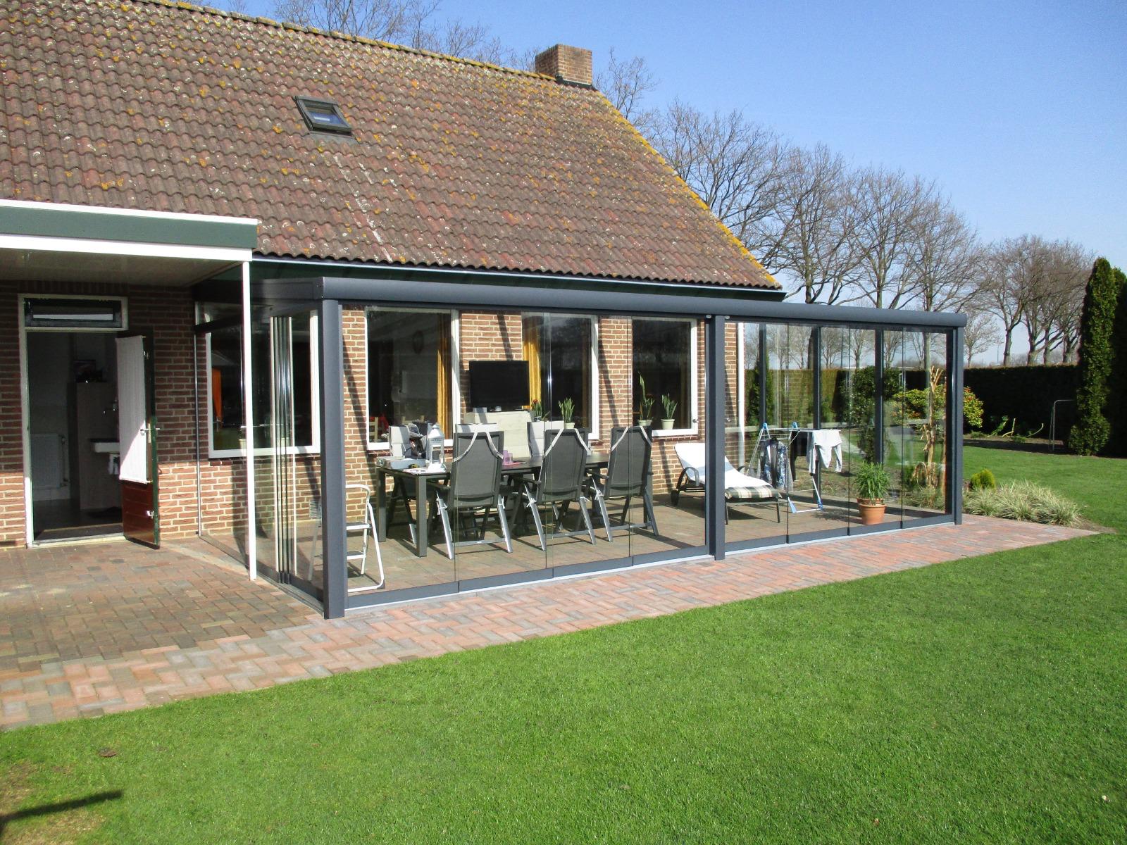 Luxe veranda met glazen schuifwanden in Prinsenbeek