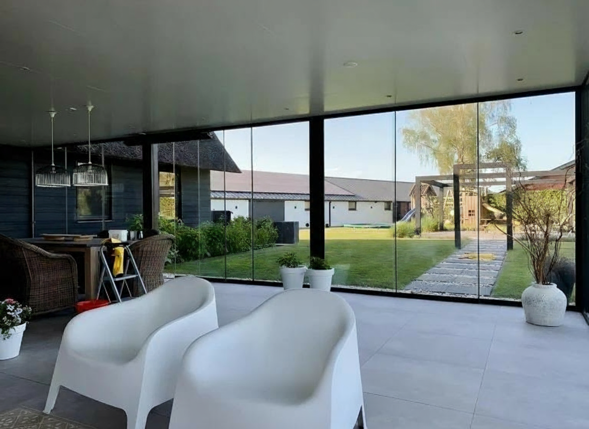 veranda met glazen schuifwand op maat in zevenbergen 